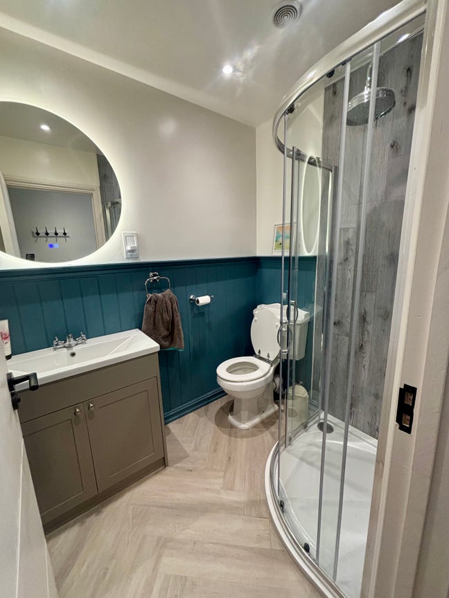 Self contained Flat within house, parking & garden Main Photo