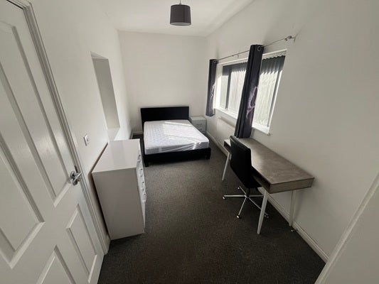En Suite Bedroom in 2 Bed Flat Main Photo