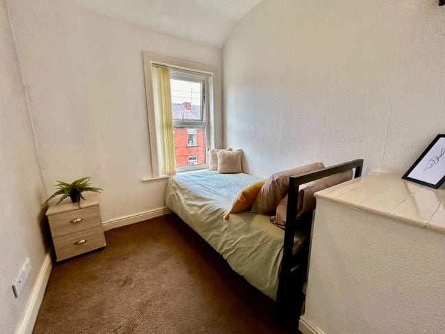 Two Rooms Available in Quiet Location  Main Photo