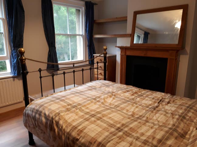 Spacious Double Room Near Ash Train Station Main Photo