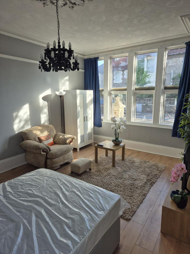 Spacious Double Room – Freshly Renovated Main Photo