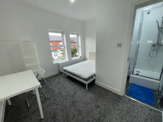 Low Deposit Available ! -Refurbished Room in B17 Main Photo
