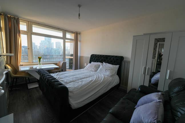 🗝️ Going Fast! Spacious Room  – Central East  🗝️ Main Photo
