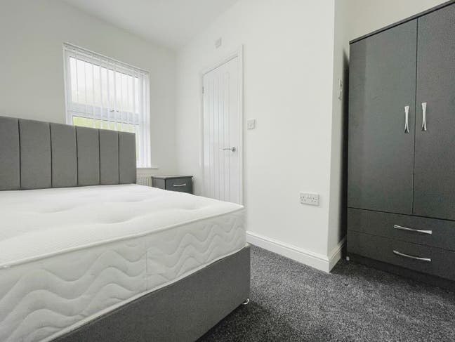 Modern En-suit room in Hall Green  Main Photo