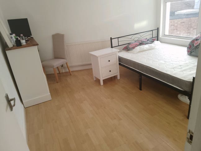 Double room for rent SE25 area Main Photo