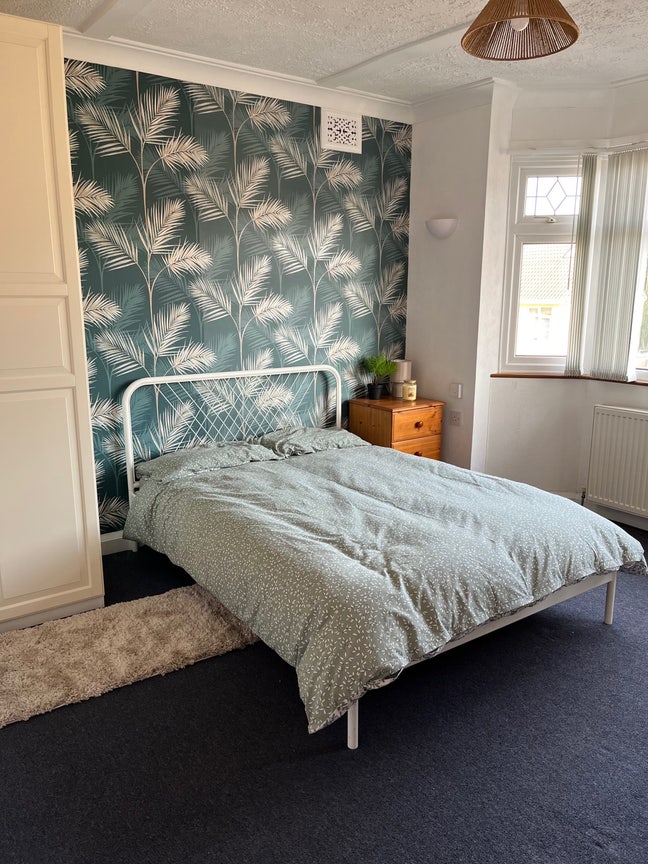 Bright Spacious Double Room Close to Bath Road Main Photo
