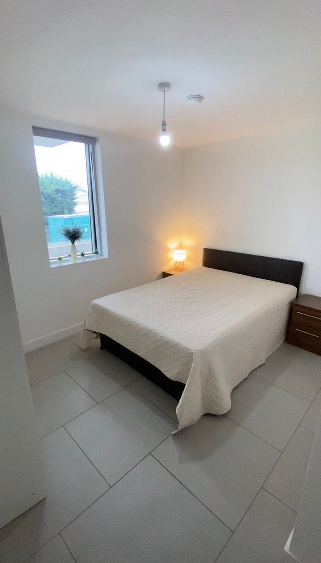Modern room in 3bed - battersea  - now Main Photo