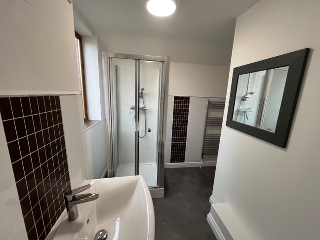 Beautiful En Suite Room. Bills Included. Parking Main Photo