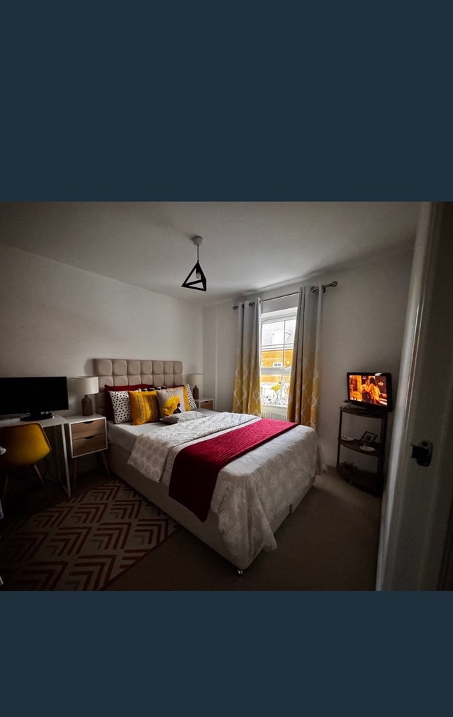Large Double Room Wt Private Toilet Clean & Tidy Main Photo