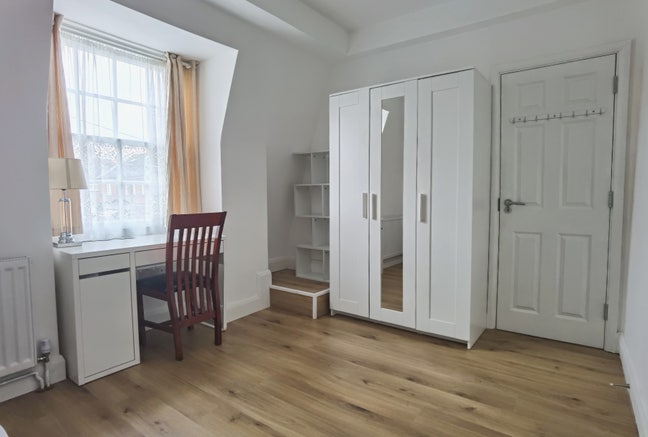 Modern bright dbl ensuite + living room, Inc bills Main Photo