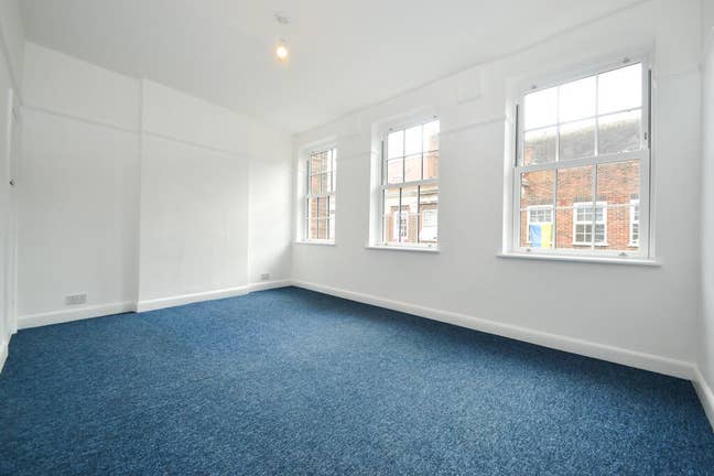 🏡 Newly Refurbished Rooms/Bills Included KT1 1SS Main Photo