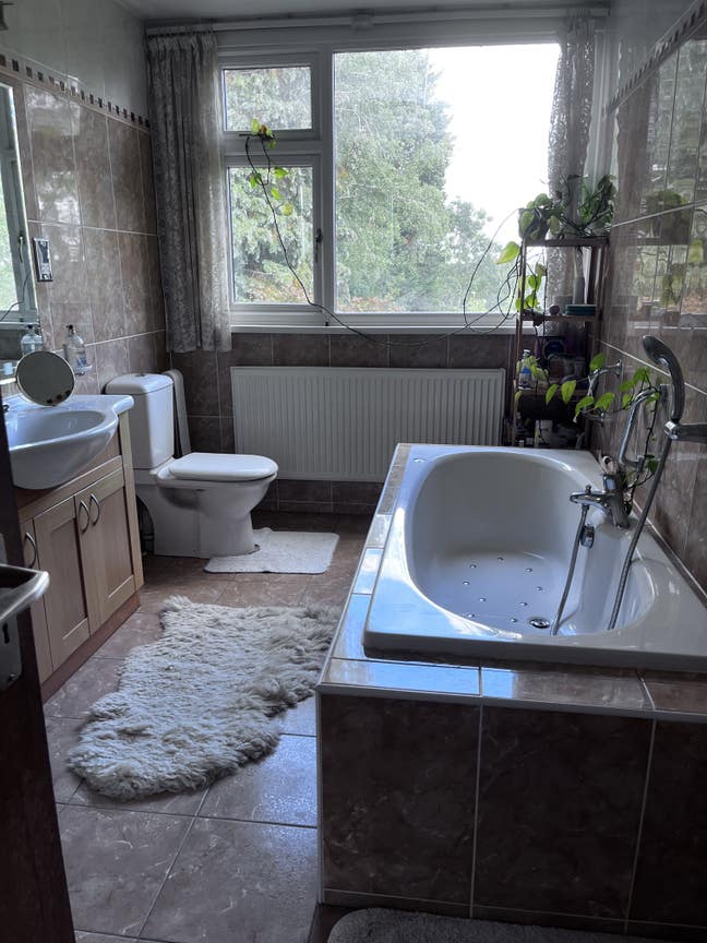 En-suite room available in lovely home, 10 minutes Main Photo
