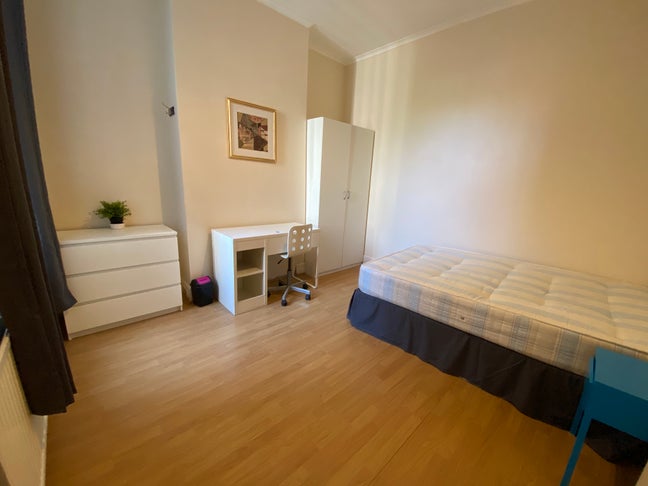 Large Room - Close to Jubilee & Barkeloo Line Main Photo