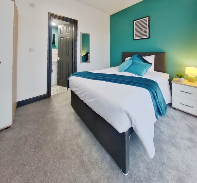 En-Suite room close to Aintree hospital Main Photo