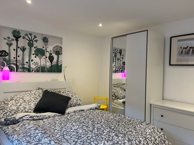Beautiful Room in Oval with all bills included! Main Photo