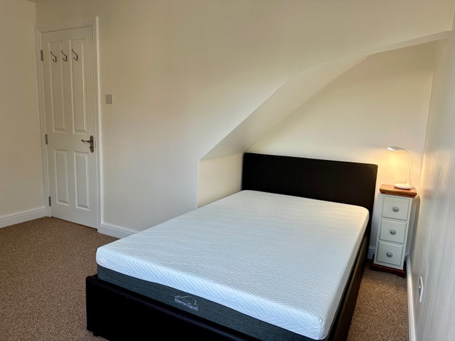 Furnished double rooms, parking, cleaner, bills Main Photo
