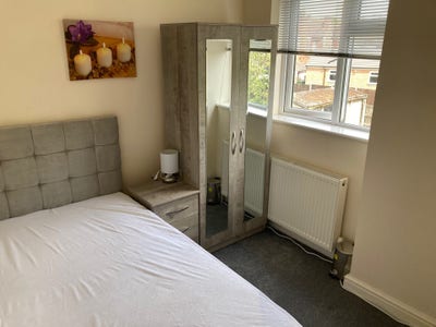 Ensuite Room Available in Pro Hshare All Bills In Main Photo