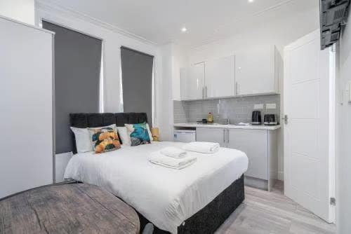 6 Studio to Let in Selwyn Road NW10 8QY with Bills Main Photo