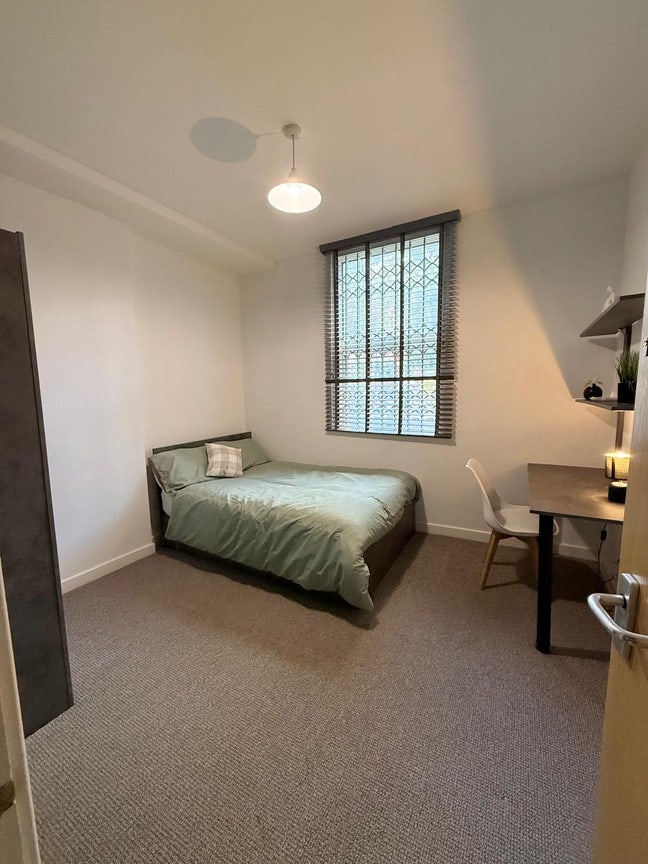 Cozy double room available now Main Photo