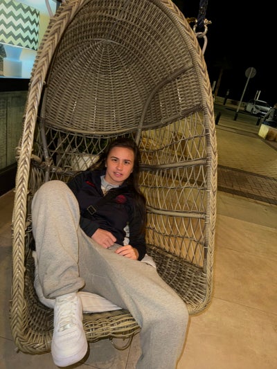 I am a professional female aged 28. I am look... Main Photo