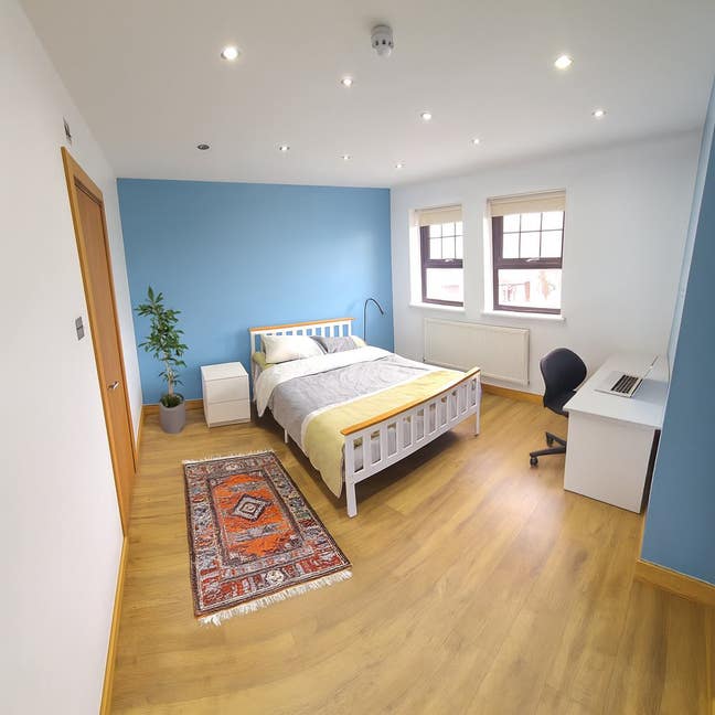 Luxury Living: 2 Large Rooms with En-suite Main Photo