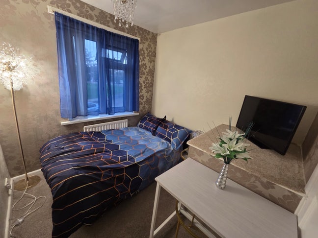 Room in the quiet house, close to hospital Main Photo