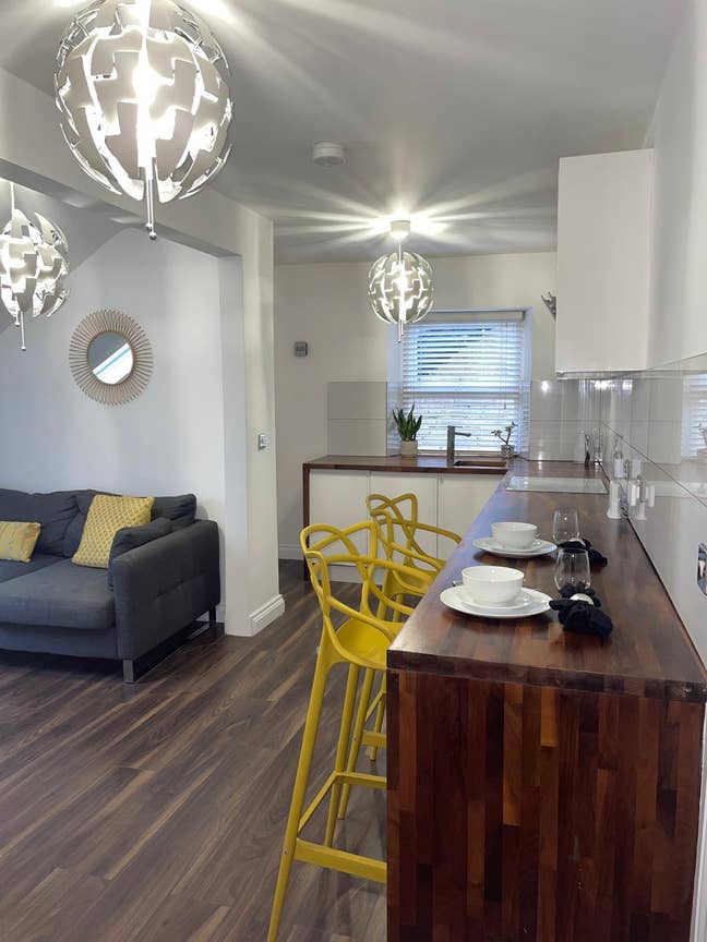Large, Bright, Contemporary Apartment  Main Photo