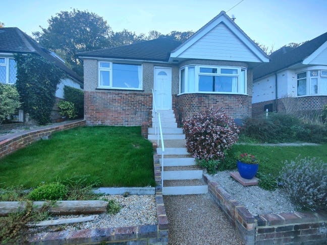 Room available in Cosey Bungalow, best the sea!  Main Photo