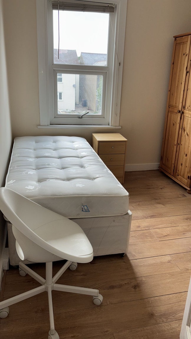 Single Furnished Room all inclusive plus internet Main Photo
