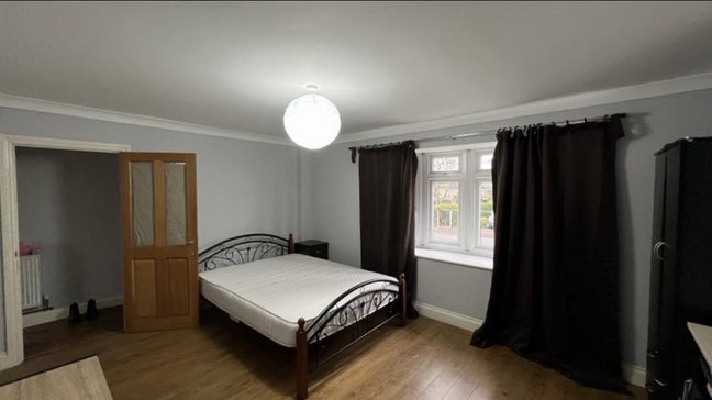 King size large room available in MarksGate Romfor Main Photo