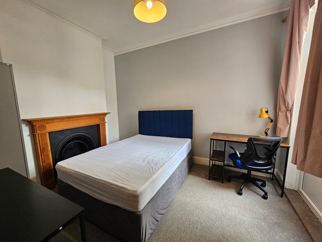 Spacious Double Rooms Available for Professionals Main Photo