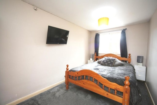En suite double room 4 min walk from TCS Aura offi Main Photo