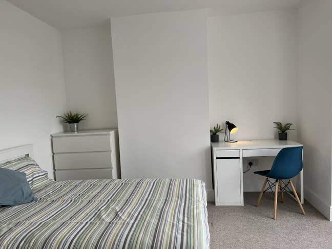 Spacious, top floor double en-suite bedroom. Main Photo