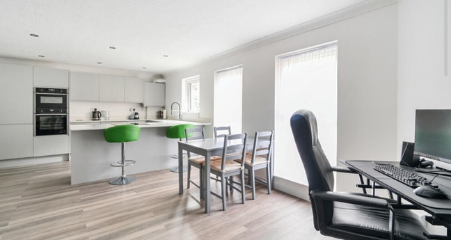Bright Double Room in Modern Flat – Short term Main Photo