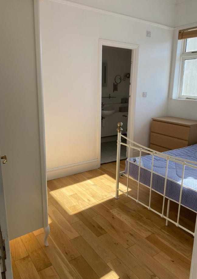 Double bedroom & ensuite right on White Ladies rd Main Photo
