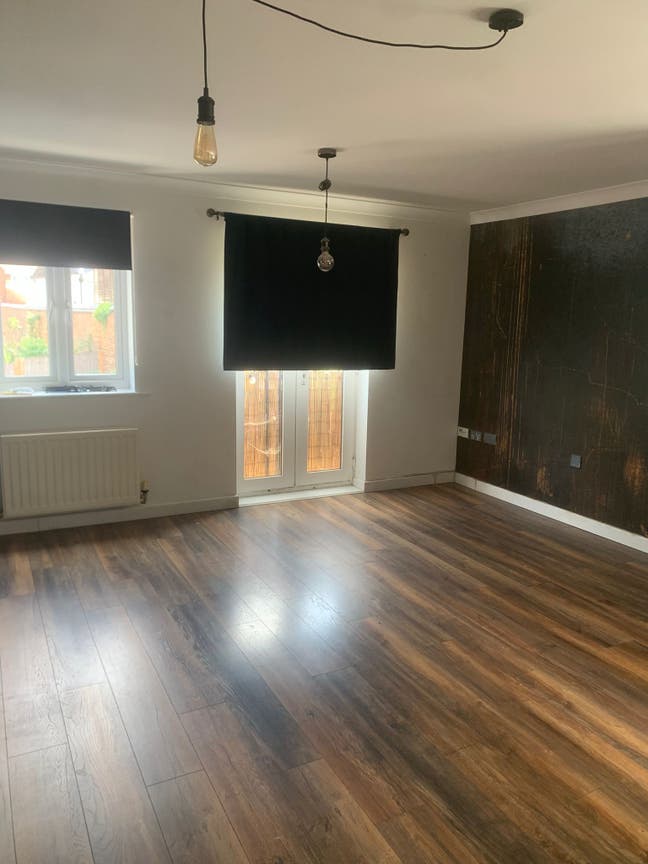   2-Bed Flat w/ Gated Parking – Bedworth Main Photo