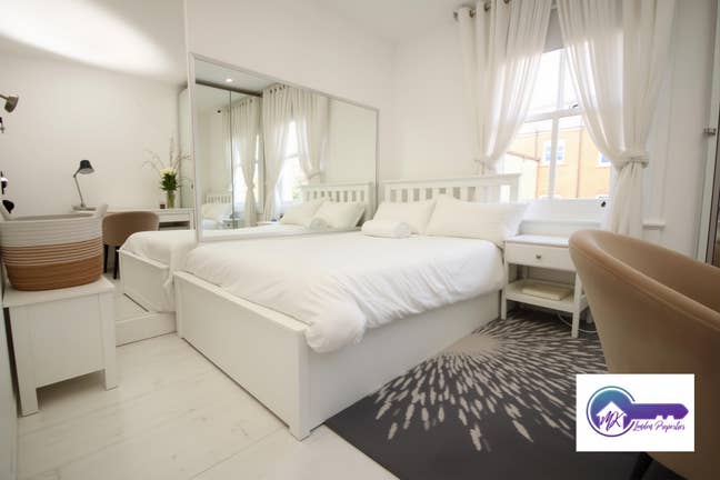 En-Suite Room in Westbourne Parrk / Women Only  Main Photo