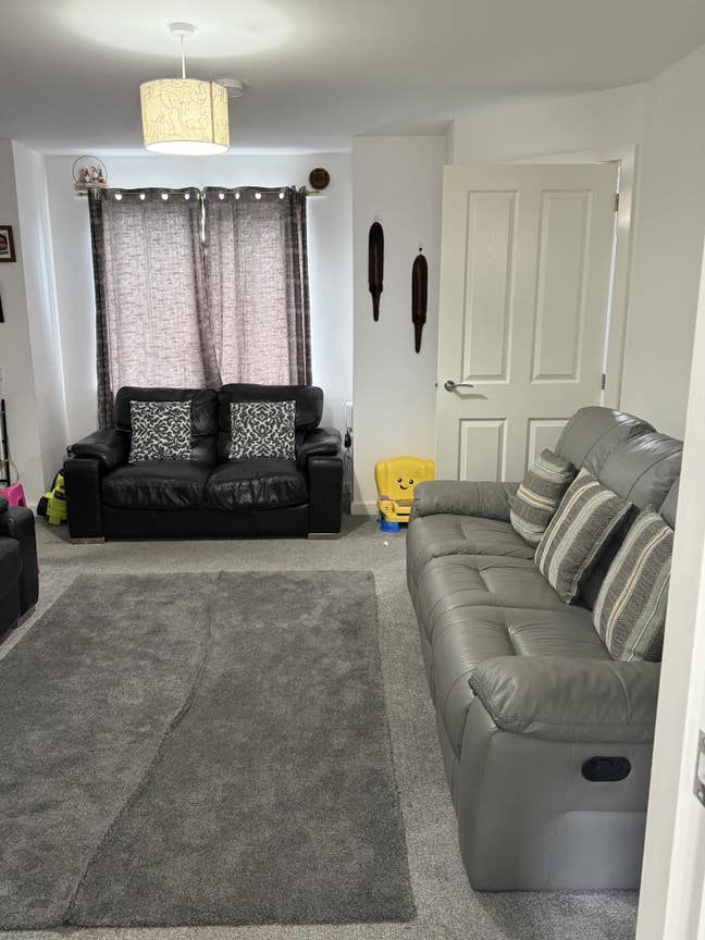 A room available in a 3 bedroom house  Main Photo