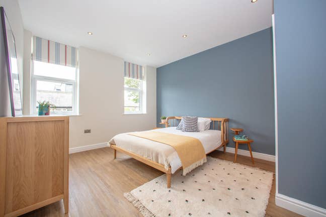 Russel Square - Double to Rent - Close to Station Main Photo