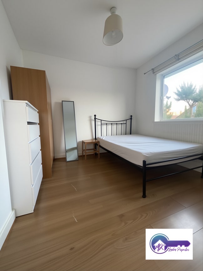 En-Suite Room Available Right Now in Crossharbour Main Photo