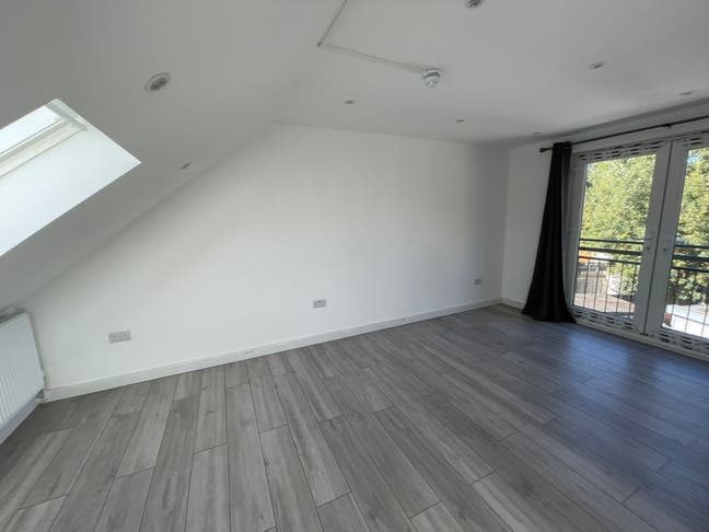 🏡 6-Bedroom House Rooms from £450 to 900(All Bill Main Photo