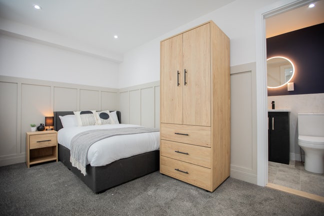 Last Kitchenette/En-suite room available!!  Main Photo