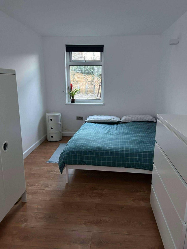 Weeknights only - double room in carpet free house Main Photo