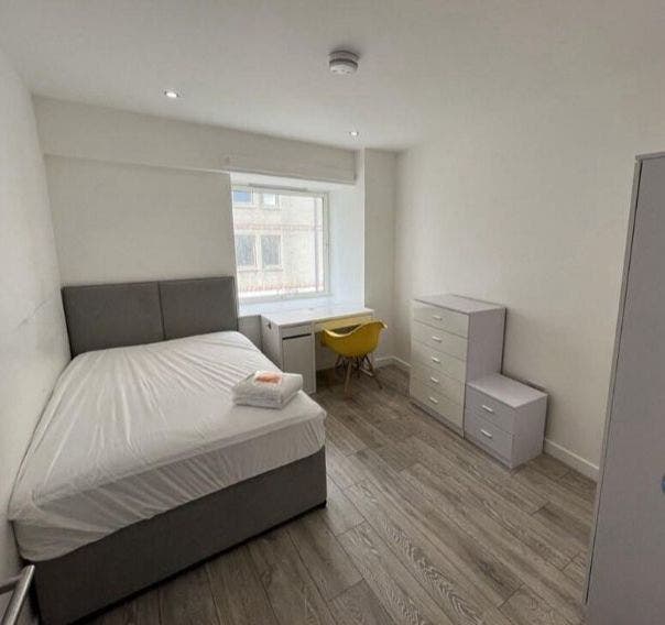 Room Available in 6-Bed Flat Main Photo