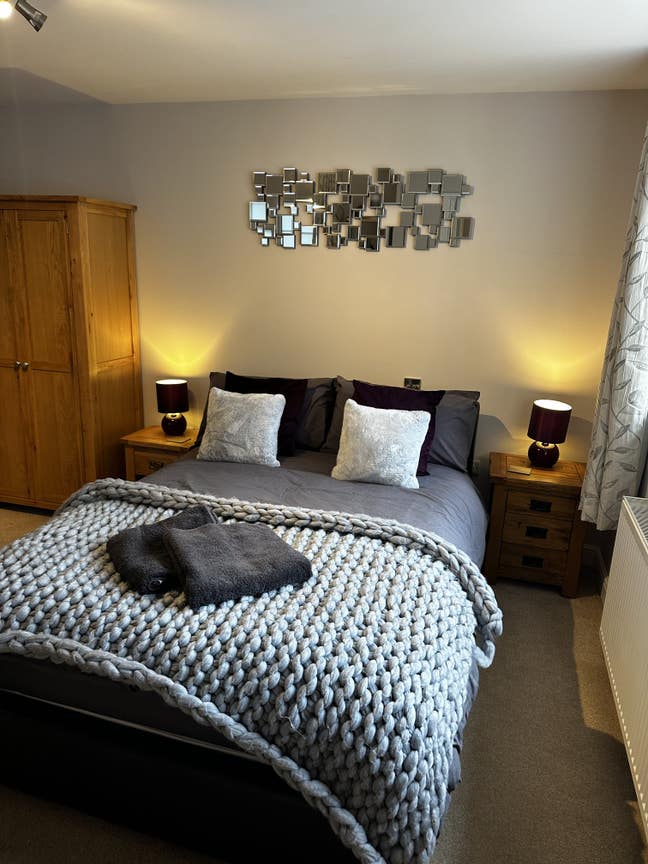 Private entrance, one bed Annex plus parking.  Main Photo