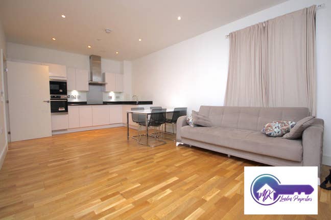 Mordern 2 Bed Flat with Balcony in East London Main Photo