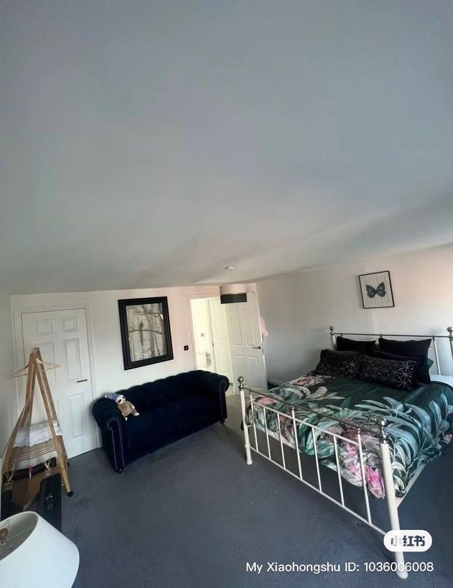 Bright and Spacious Room - near shopping center Main Photo