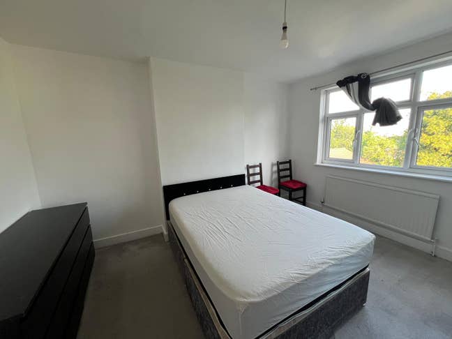 Large Double Room 30 Mins from Central London Main Photo