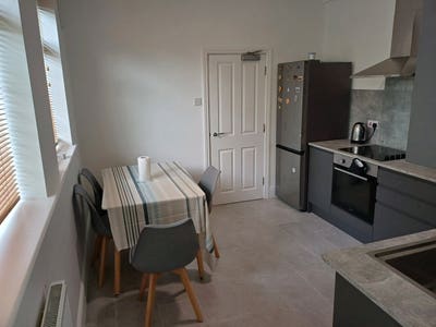 Spacious Double Room in City Centre!  Clean Home. Main Photo