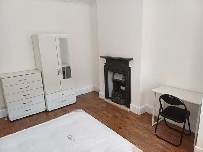 Spacious Double Room in City Centre!  Clean Home. Main Photo